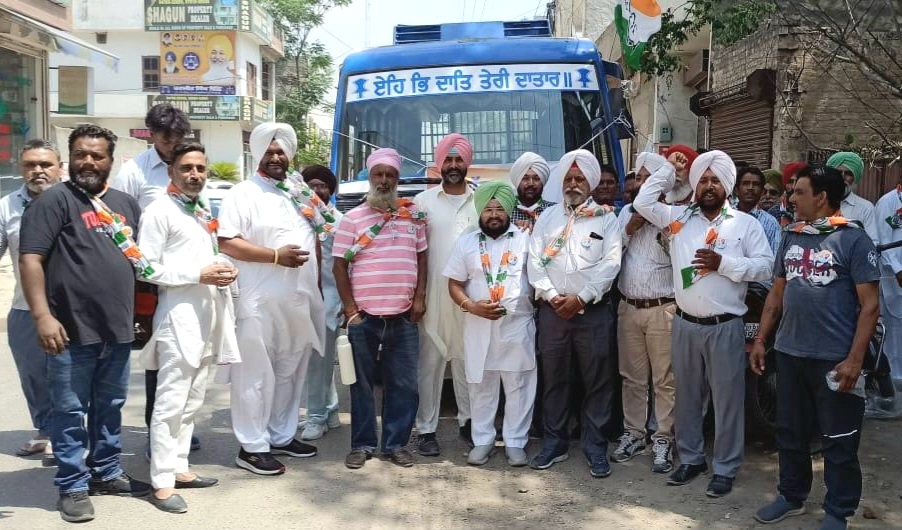 Rahul Gandhi's election rally convoy left from Pratap Singh Wala